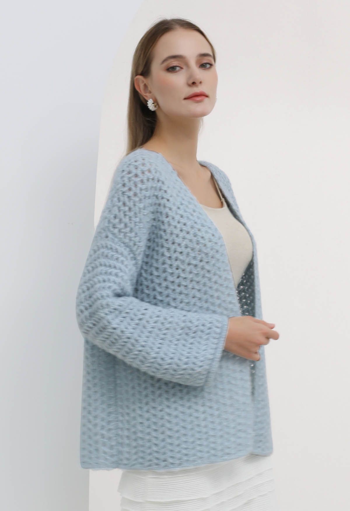 Cardigan en maille ajouré ouvert sur le devant en bleu