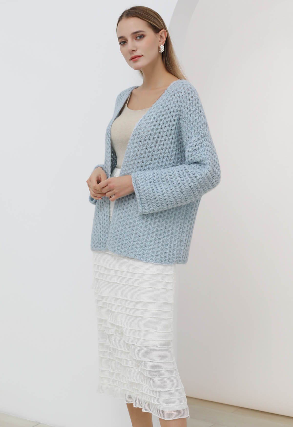 Cardigan en maille ajouré ouvert sur le devant en bleu