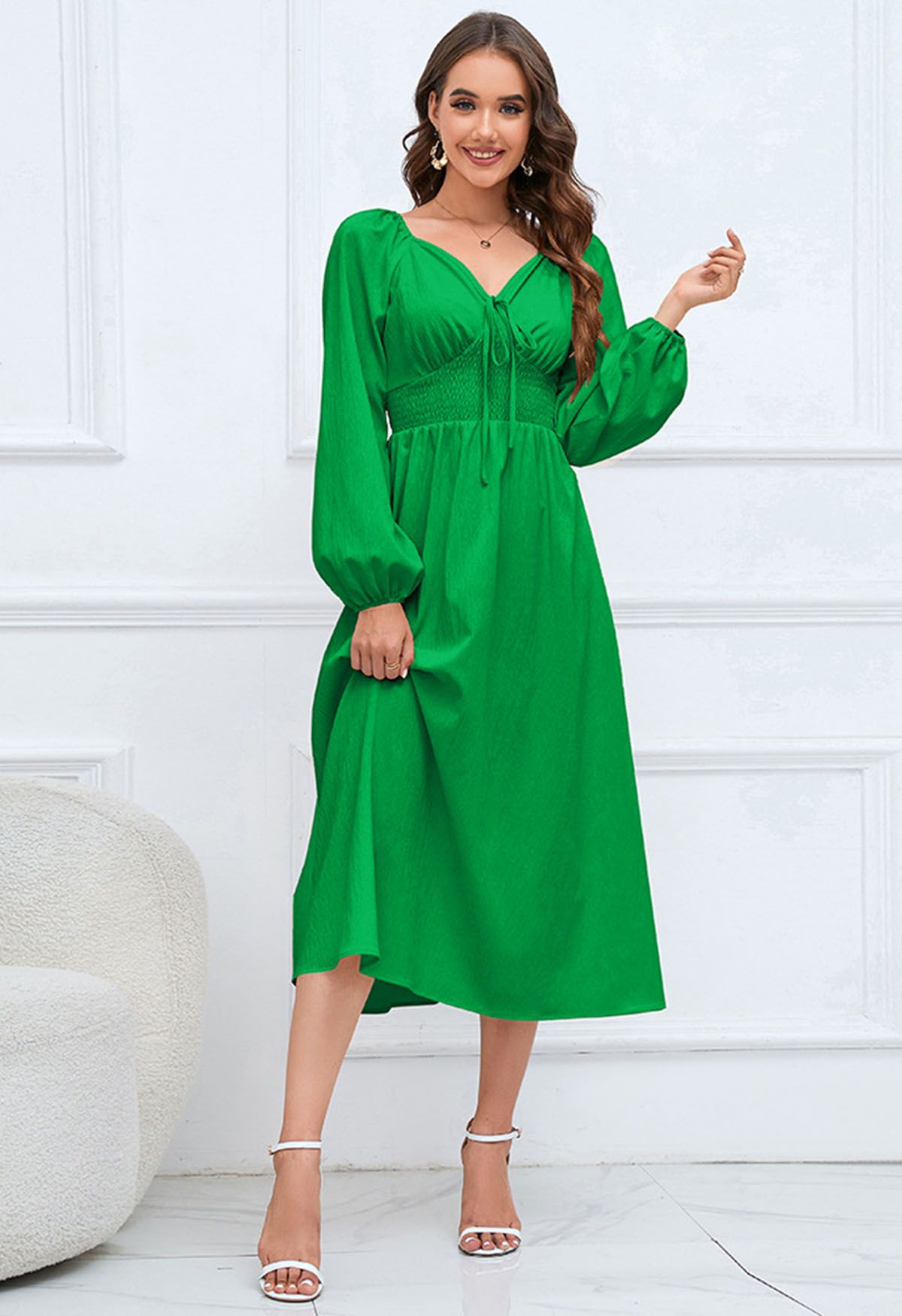 Robe mi-longue nouée sur le devant à col en cœur, vert