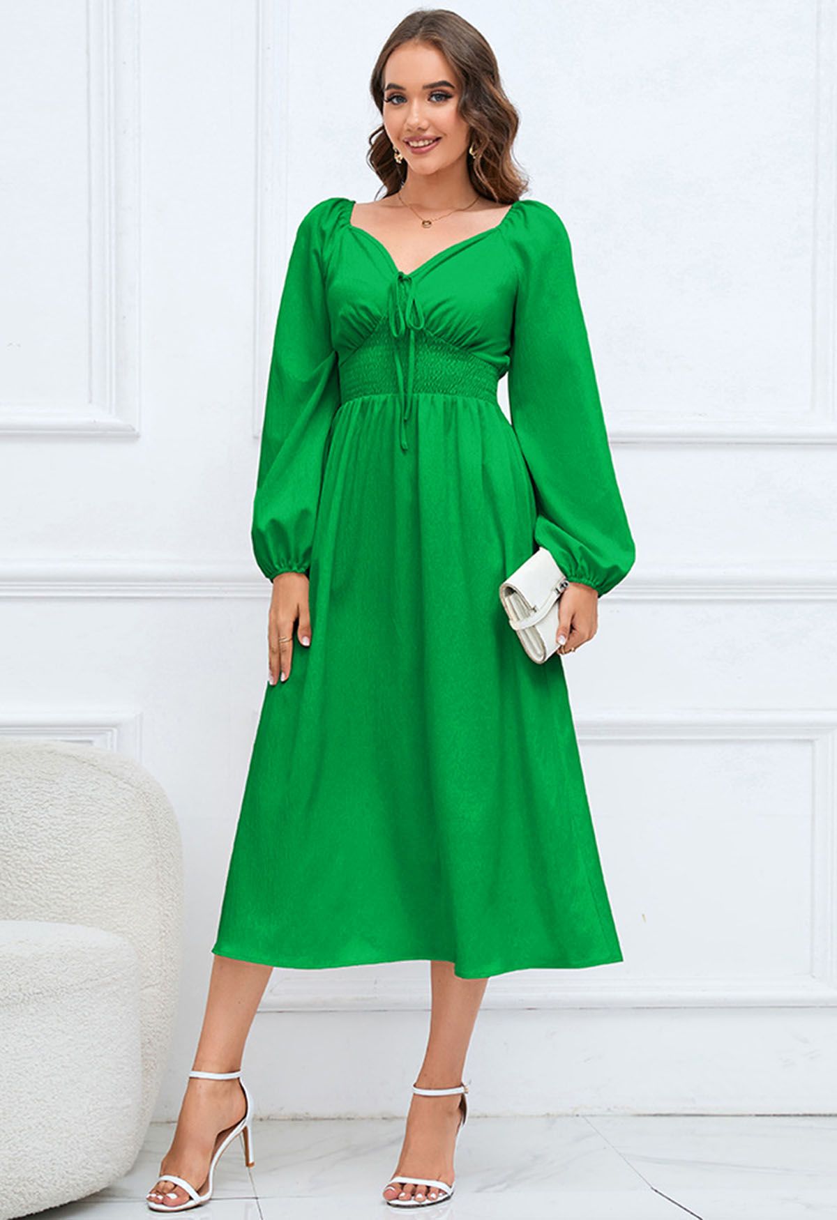 Robe mi-longue nouée sur le devant à col en cœur, vert