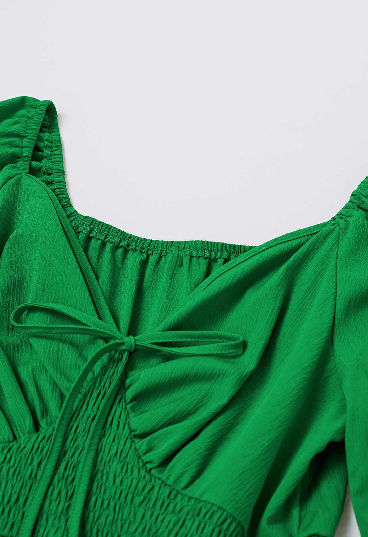 Robe mi-longue nouée sur le devant à col en cœur, vert