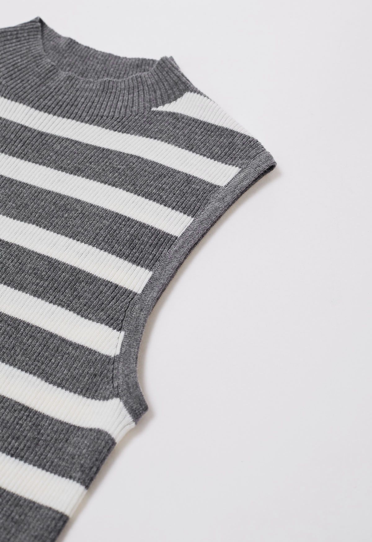 Haut en tricot sans manches à rayures contrastées en gris