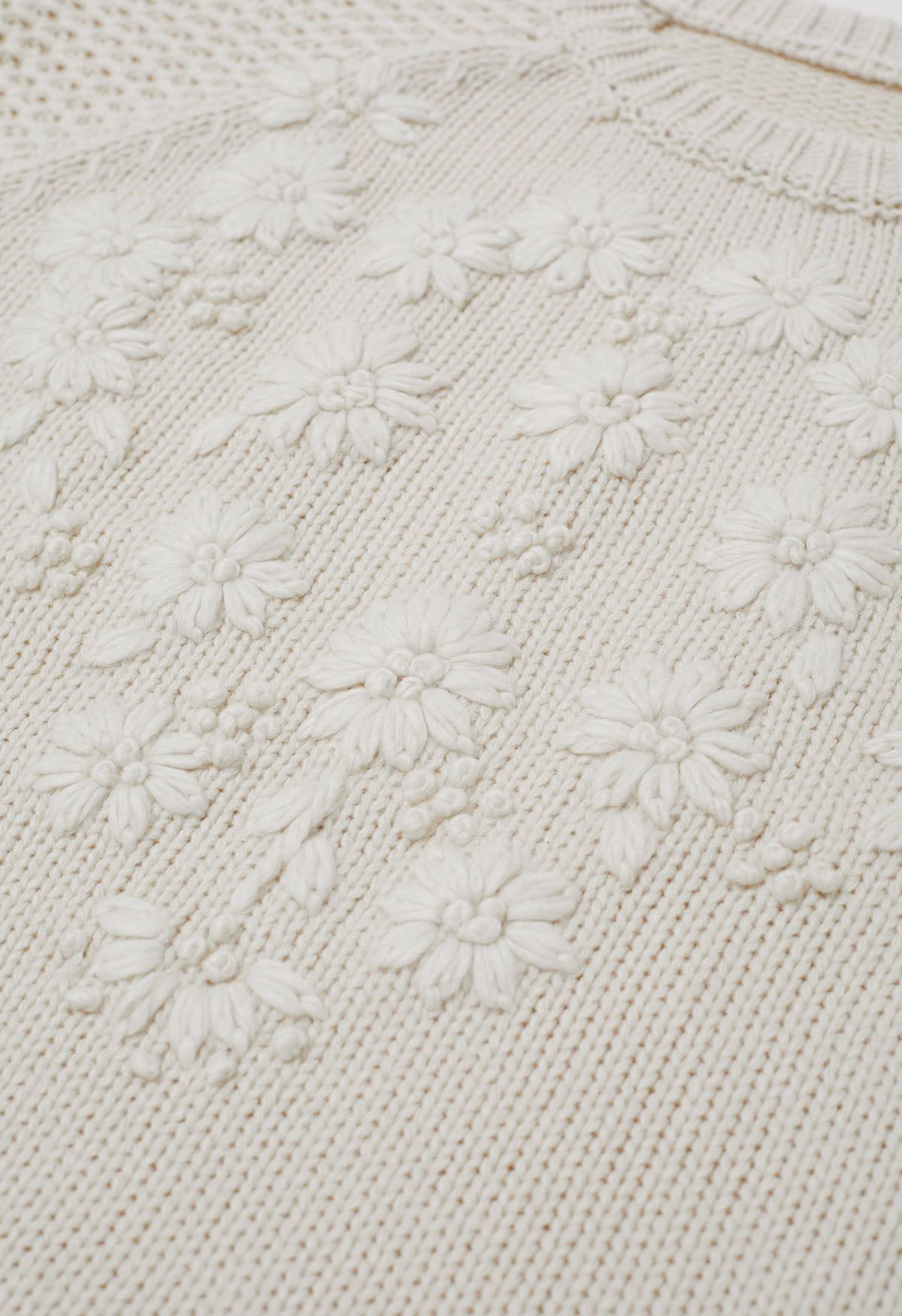 Pull en tricot à motif contrasté de fleurs brodées à la main en ivoire