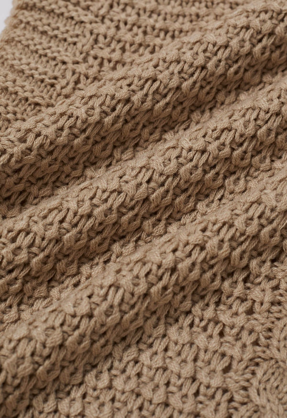Poncho en tricot torsadé à col roulé en beige clair