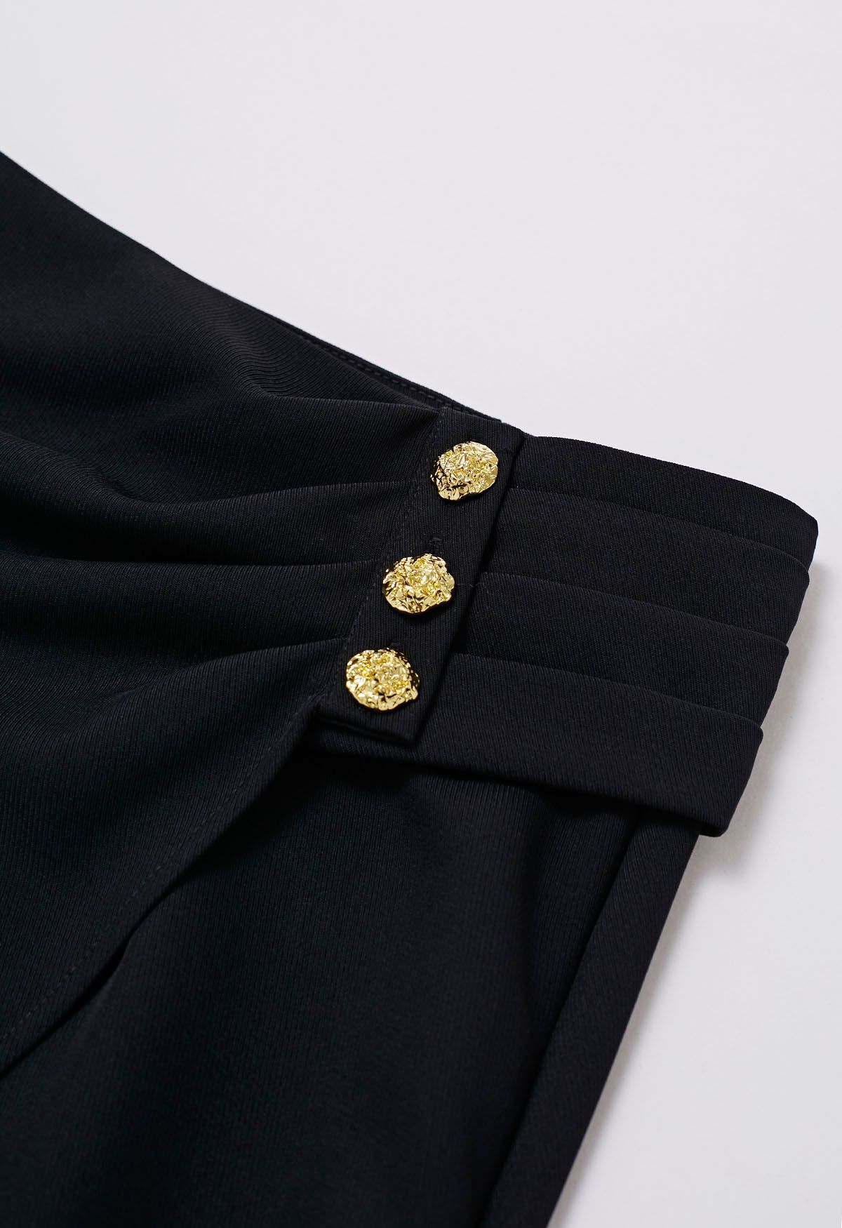 Jupe mi-longue à rabat irrégulier et plis boutonnés, noire