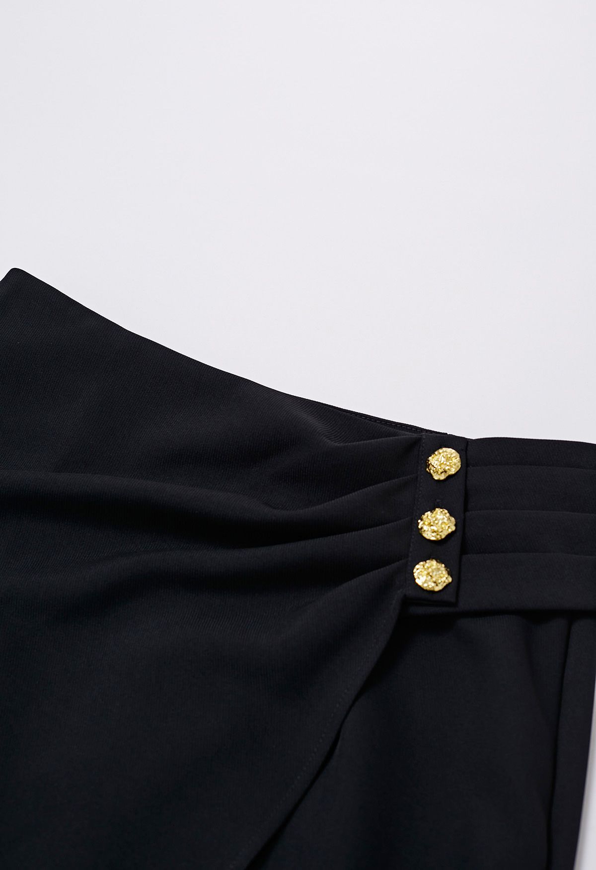 Jupe mi-longue à rabat irrégulier et plis boutonnés, noire