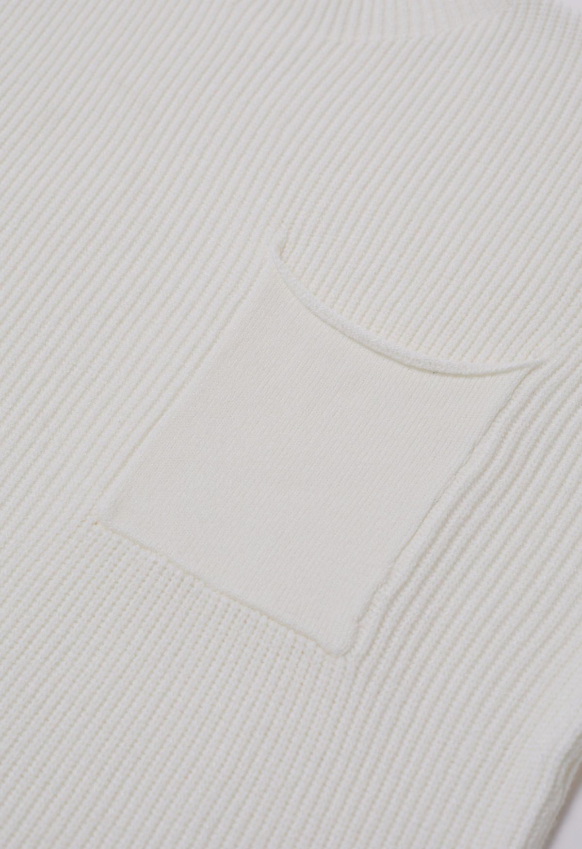 Pull en tricot côtelé avec poche plaquée en blanc