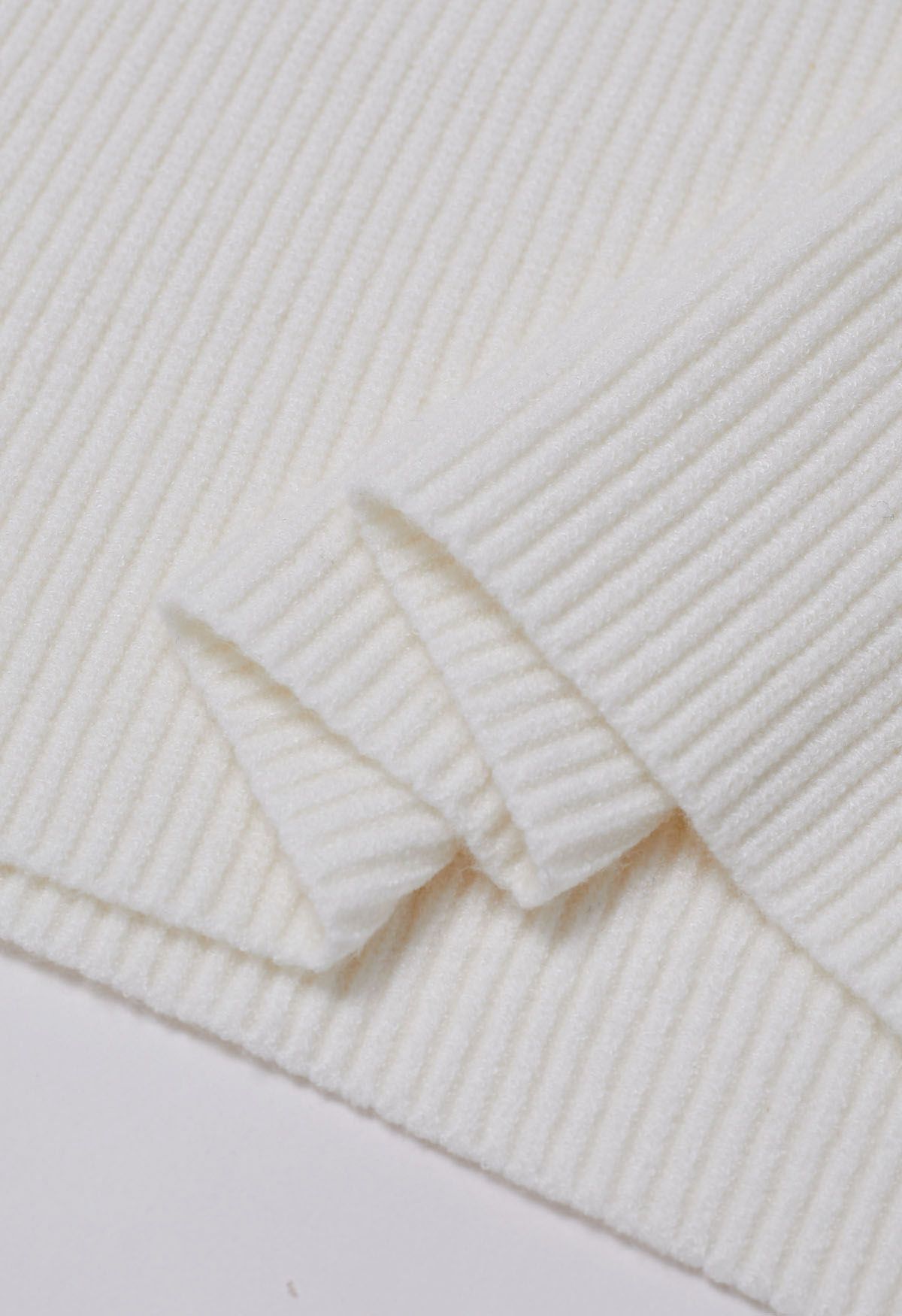 Pull en tricot côtelé avec poche plaquée en blanc