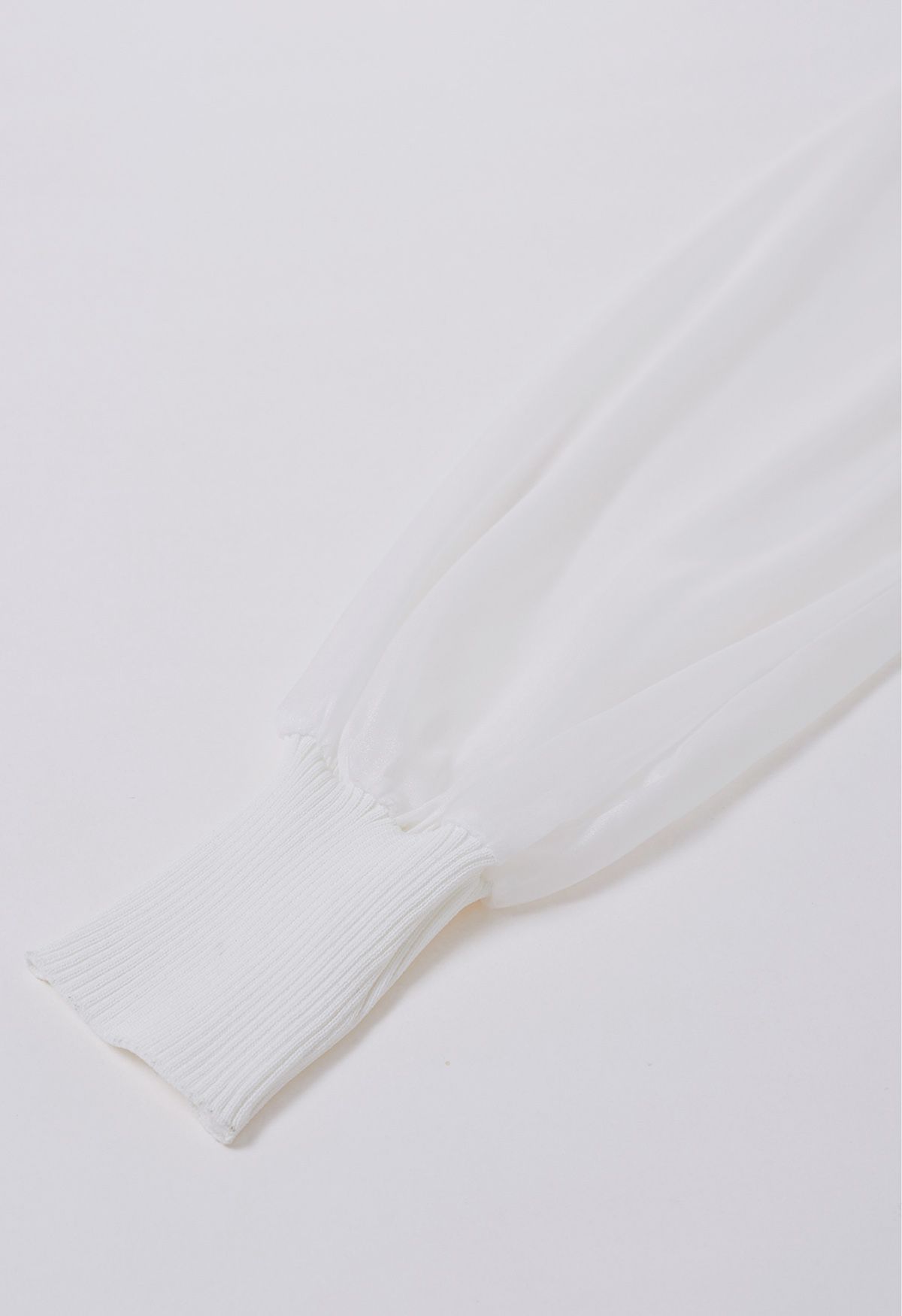 Haut en tricot épissé à manches bulles et col en V avec fleurs perlées en blanc
