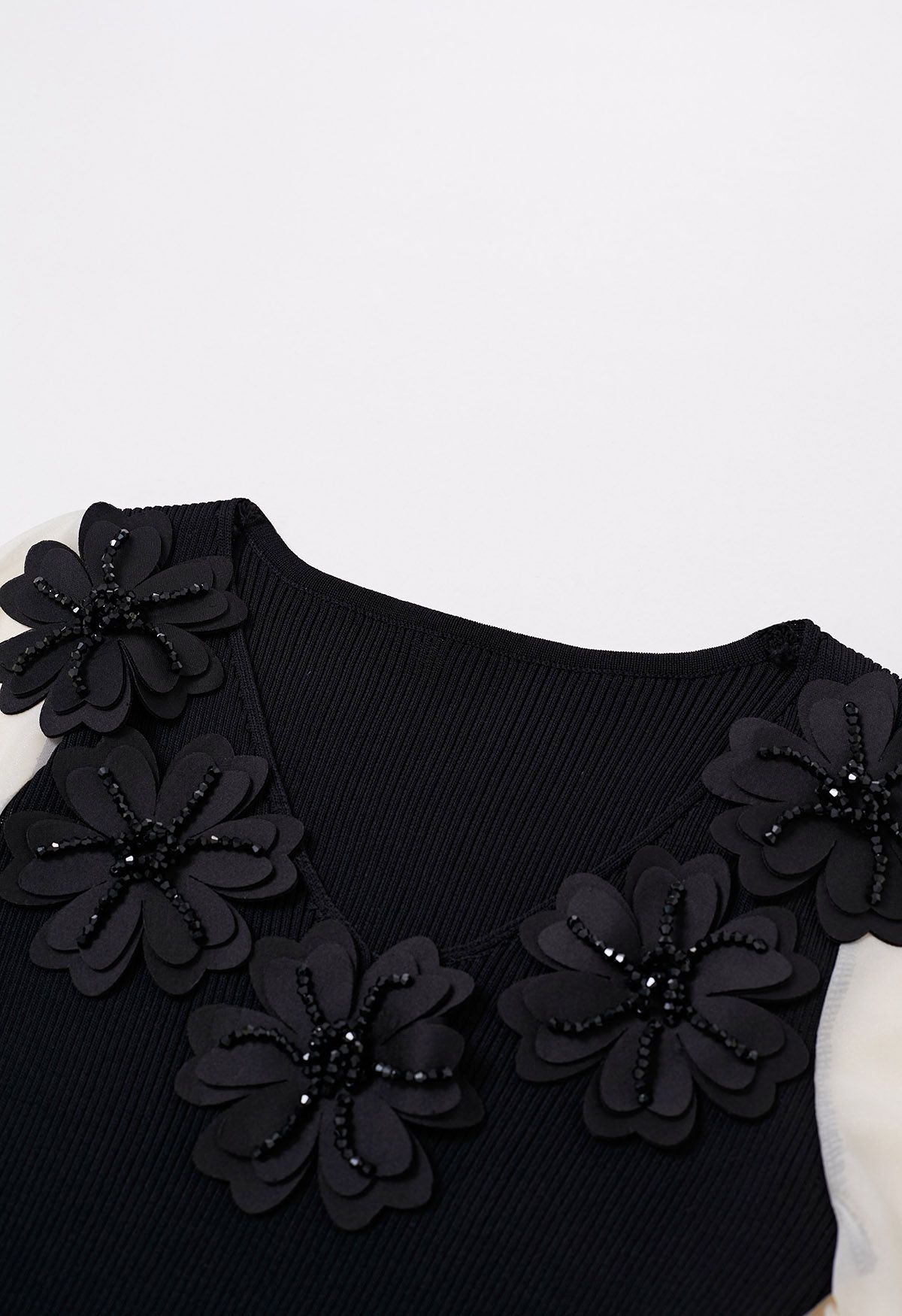 Haut en tricot épissé à manches bulles et col en V avec fleurs perlées en noir