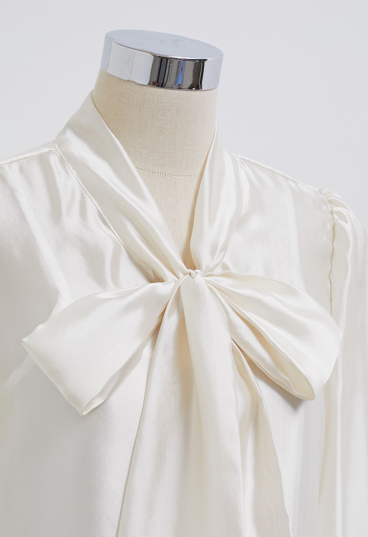 Chemise transparente élégante à manches bouffantes et nœud papillon en crème