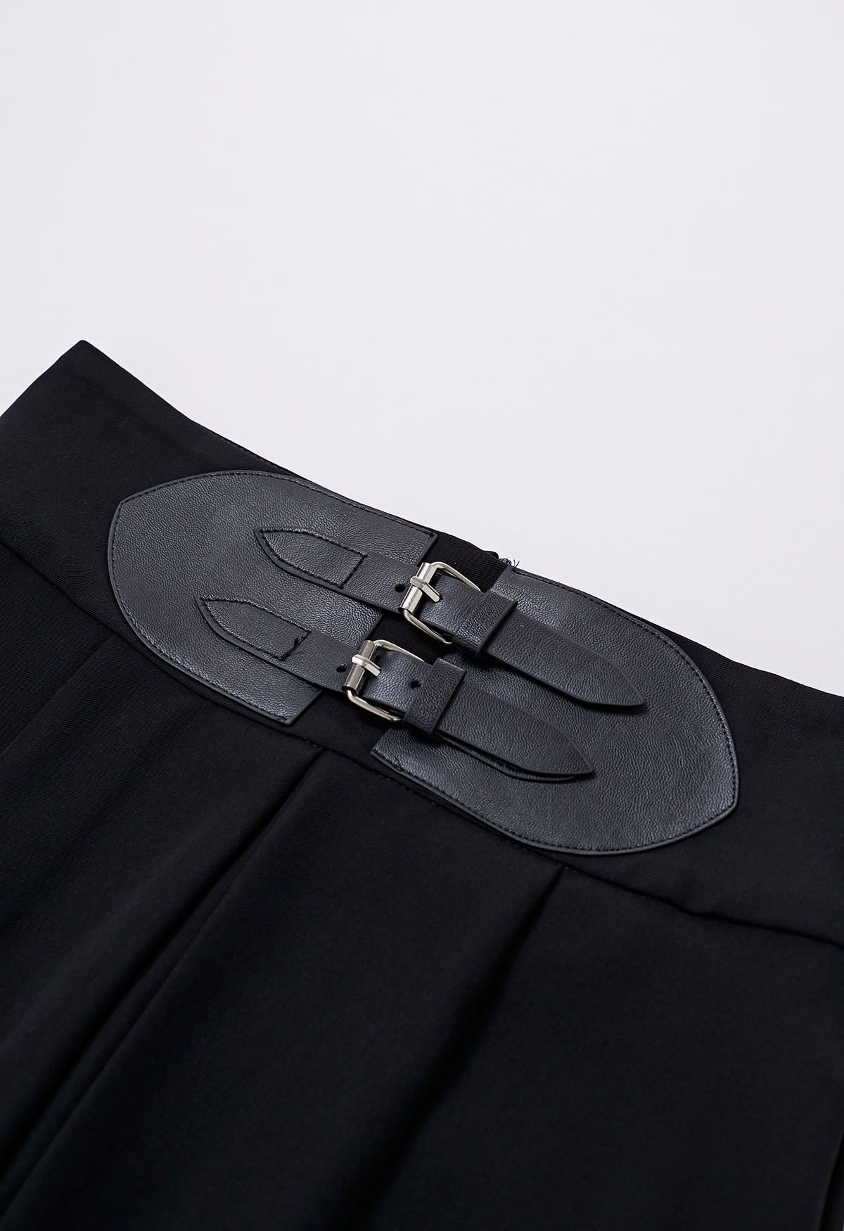 Jupe mi-longue plissée taille haute ornée de ceinture en noir