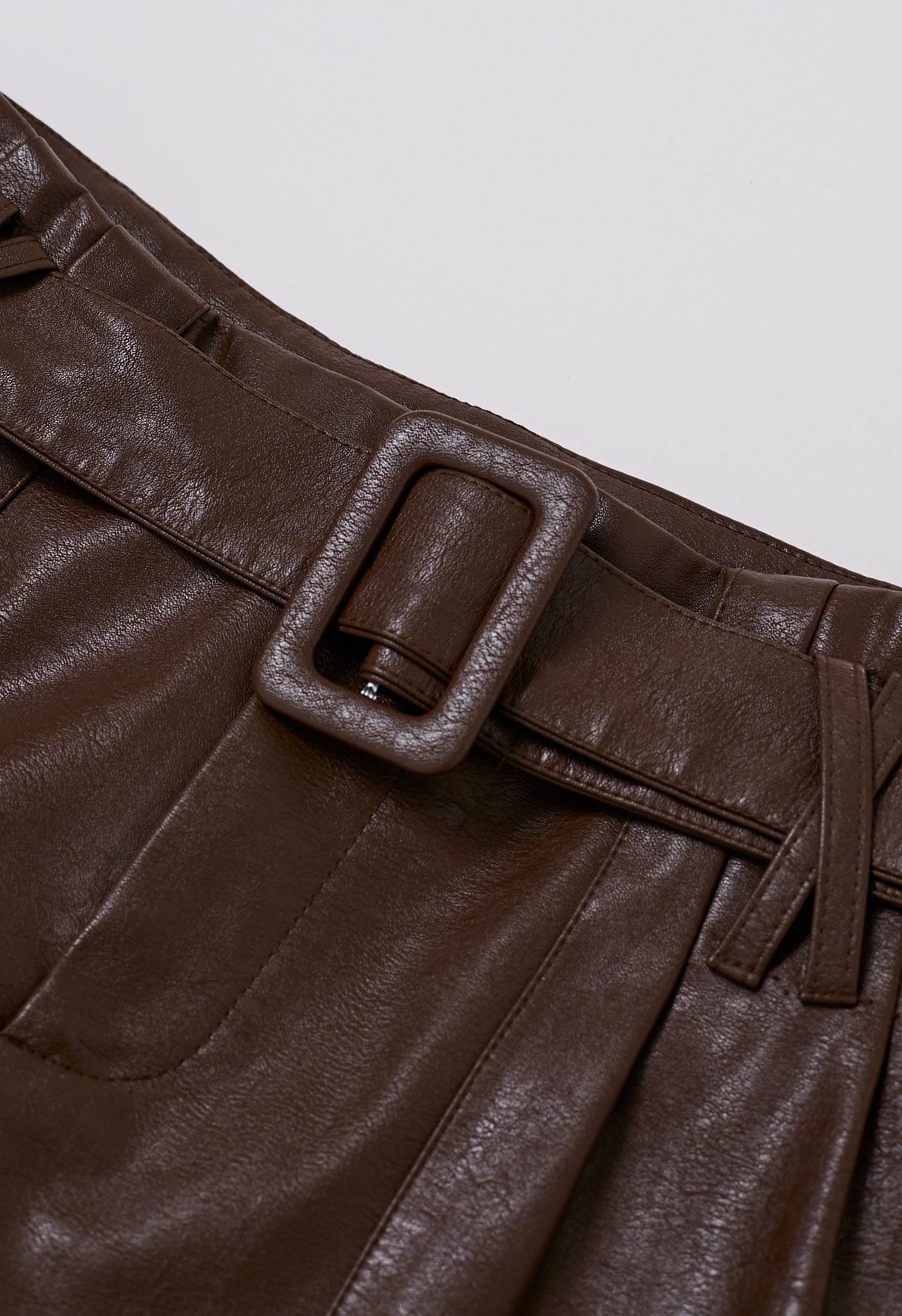 Urban Edge - Short avec ceinture en similicuir marron