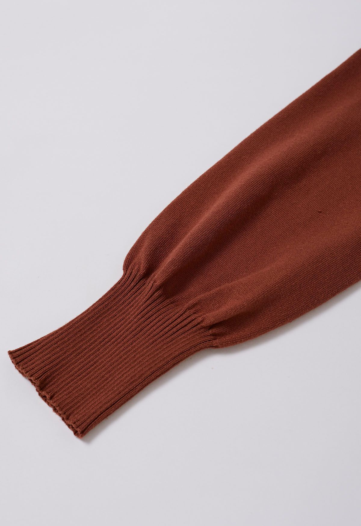 Robe en tricot plissée captivante à col en V et taille nouée en caramel