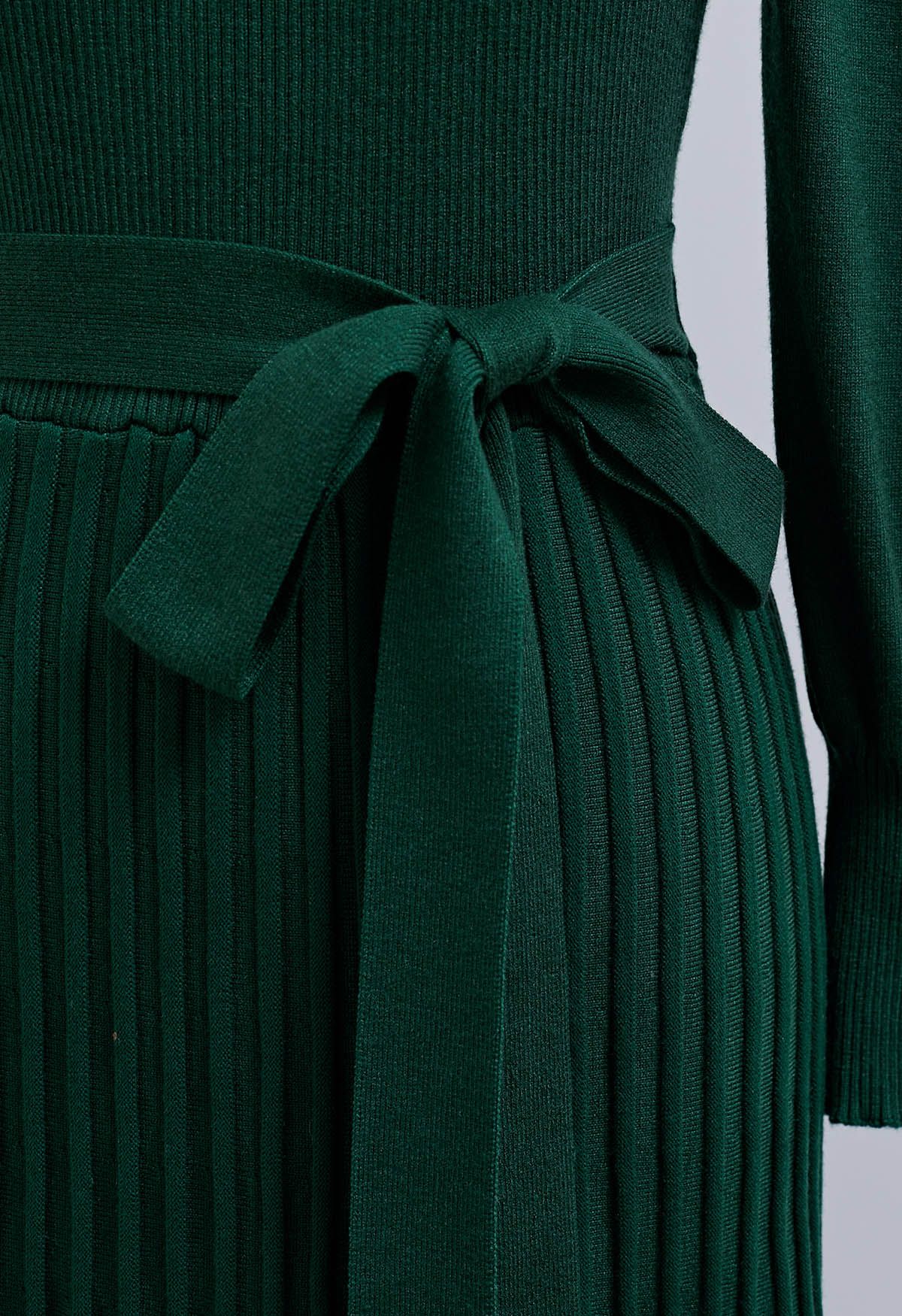 Robe en tricot plissée captivante à col en V et taille nouée en vert foncé