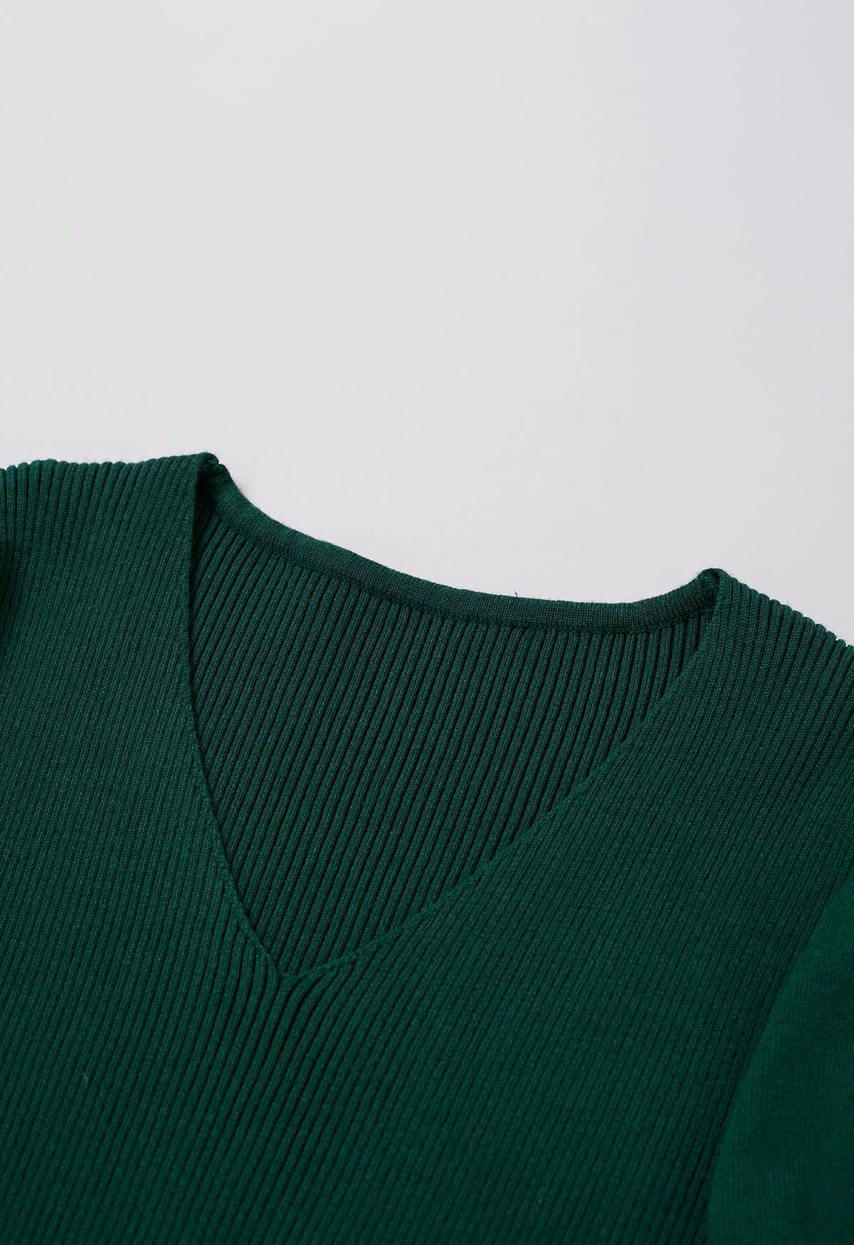 Robe en tricot plissée captivante à col en V et taille nouée en vert foncé