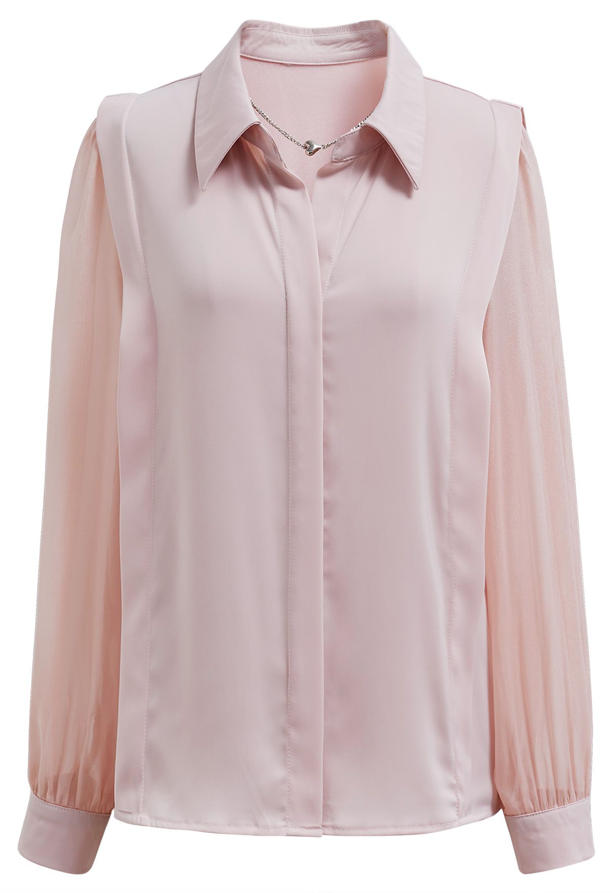 Chemise en satin à col en V et collier cœur en rose