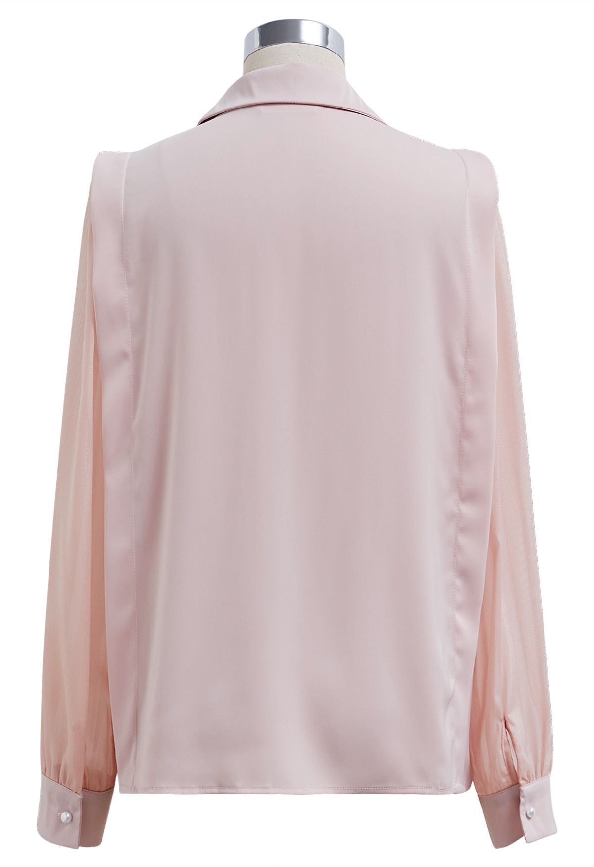 Chemise en satin à col en V et collier cœur en rose