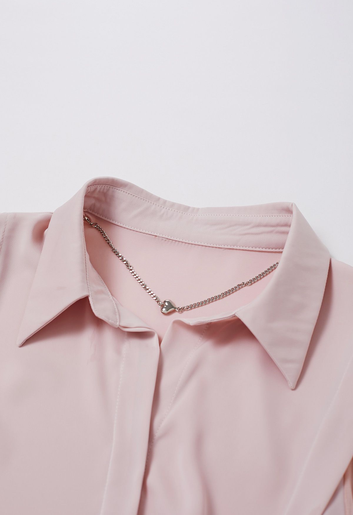 Chemise en satin à col en V et collier cœur en rose