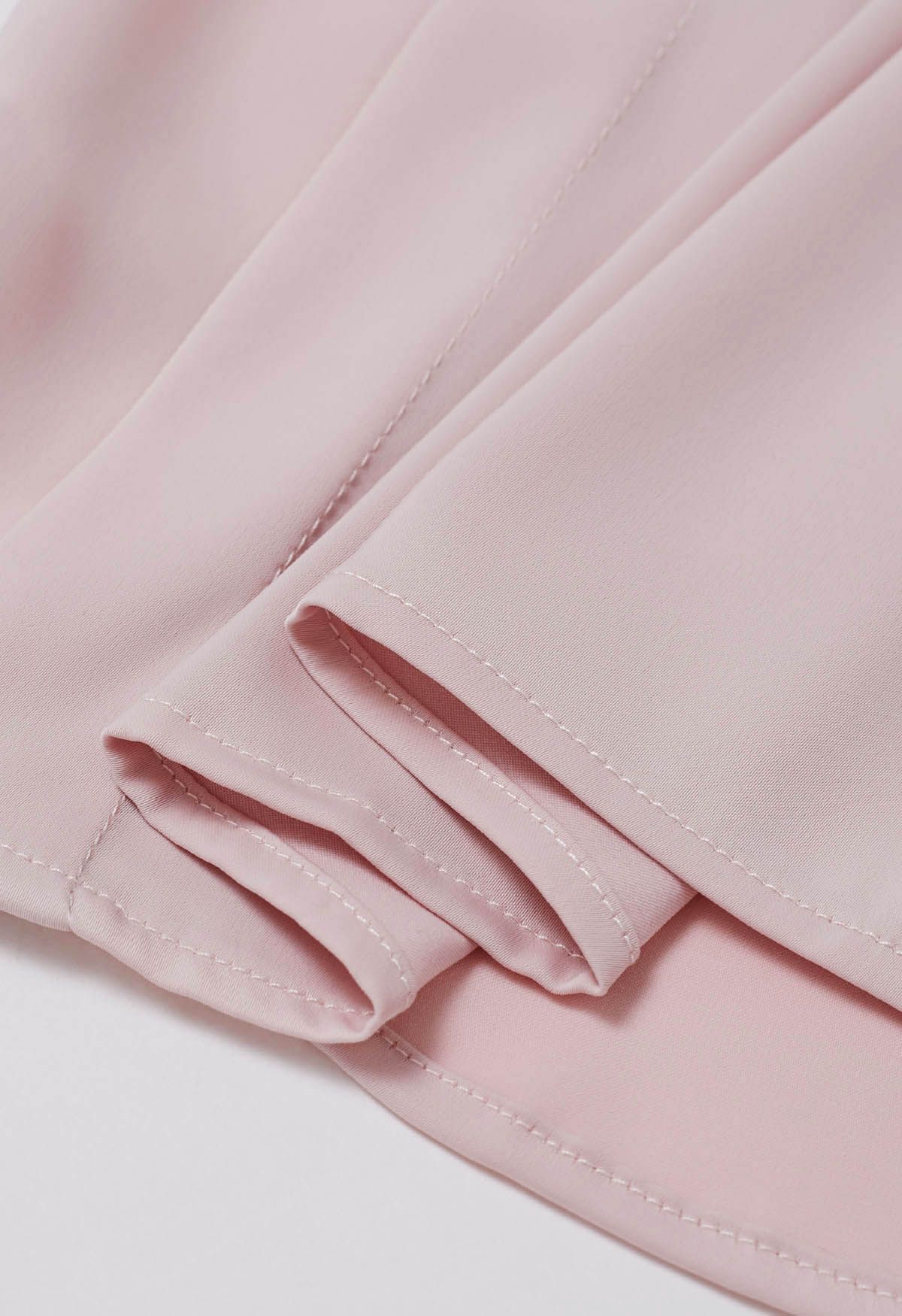 Chemise en satin à col en V et collier cœur en rose