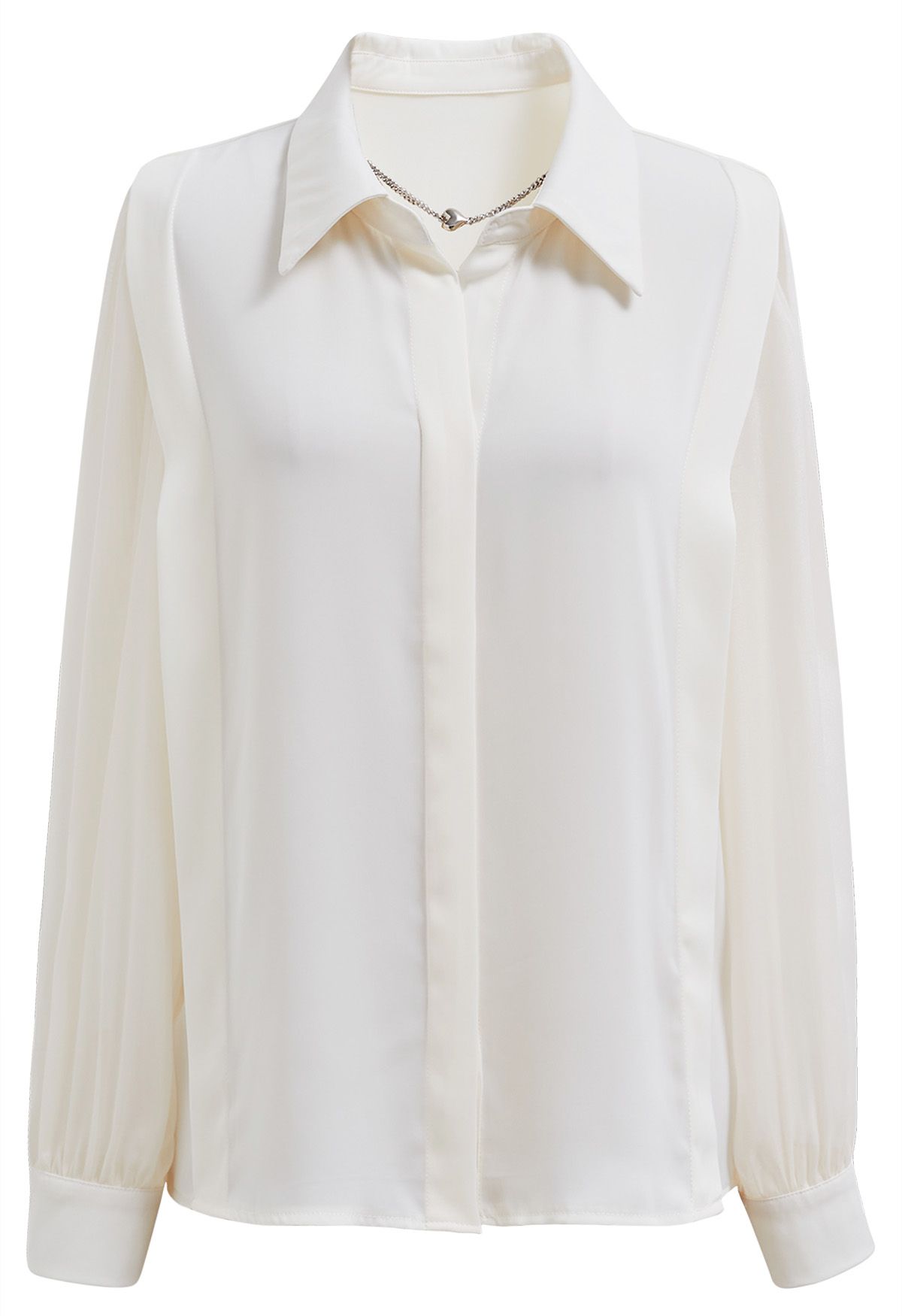 Chemise en satin à col en V avec collier cœur en crème