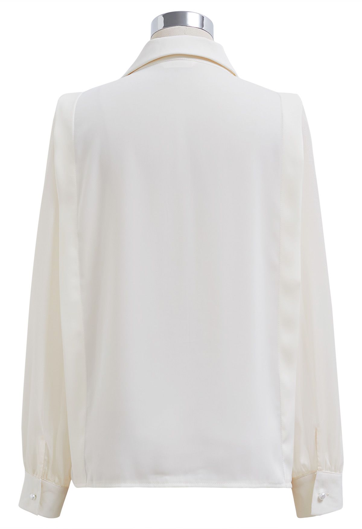 Chemise en satin à col en V avec collier cœur en crème