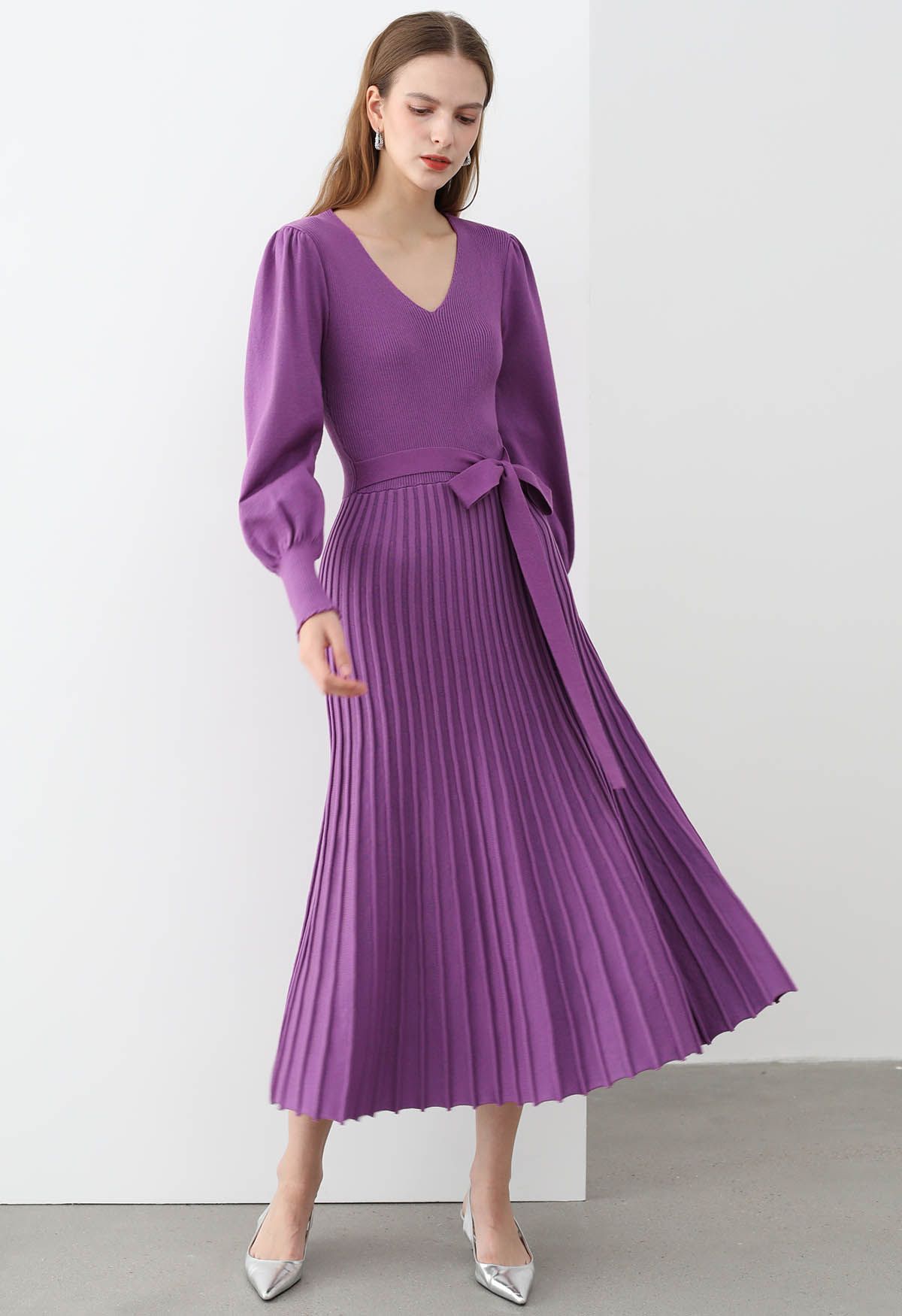Robe en tricot plissée captivante à col en V et taille nouée en magenta