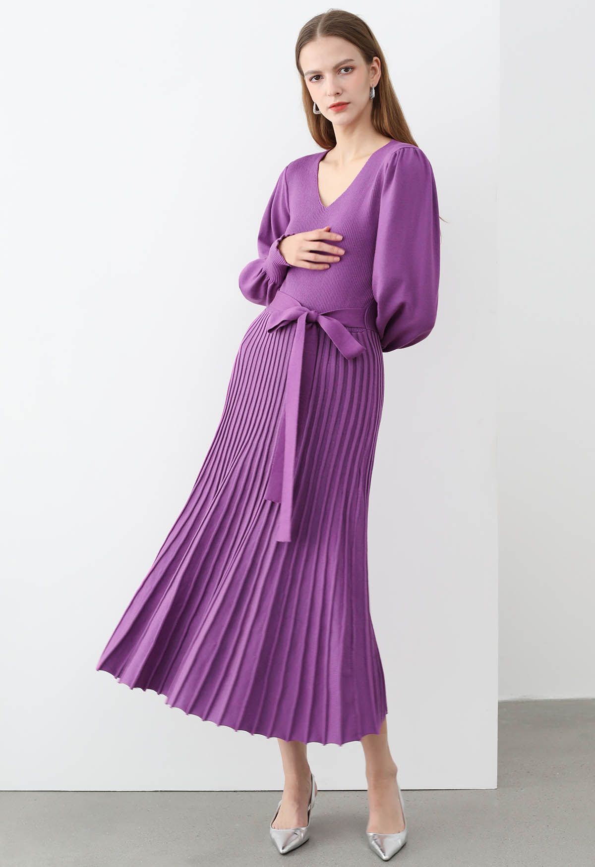 Robe en tricot plissée captivante à col en V et taille nouée en magenta
