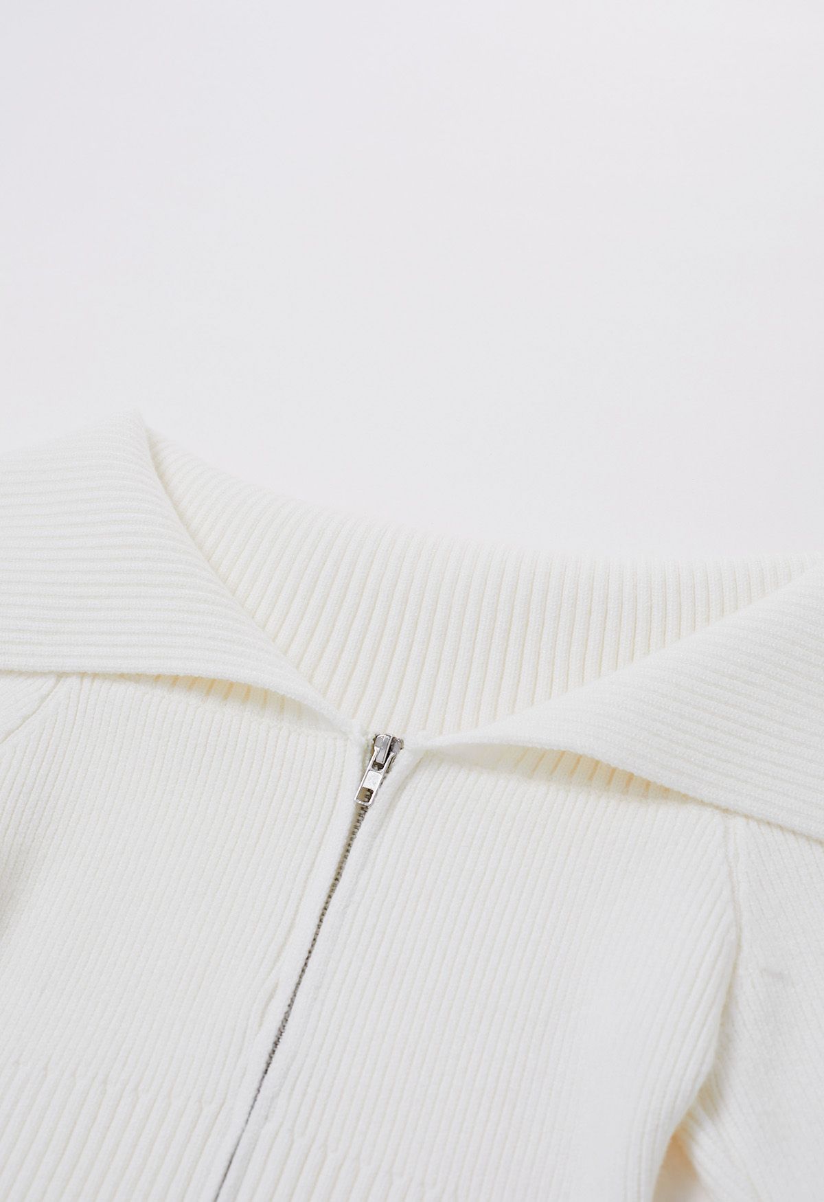 Haut court en tricot zippé à col à rabat en blanc