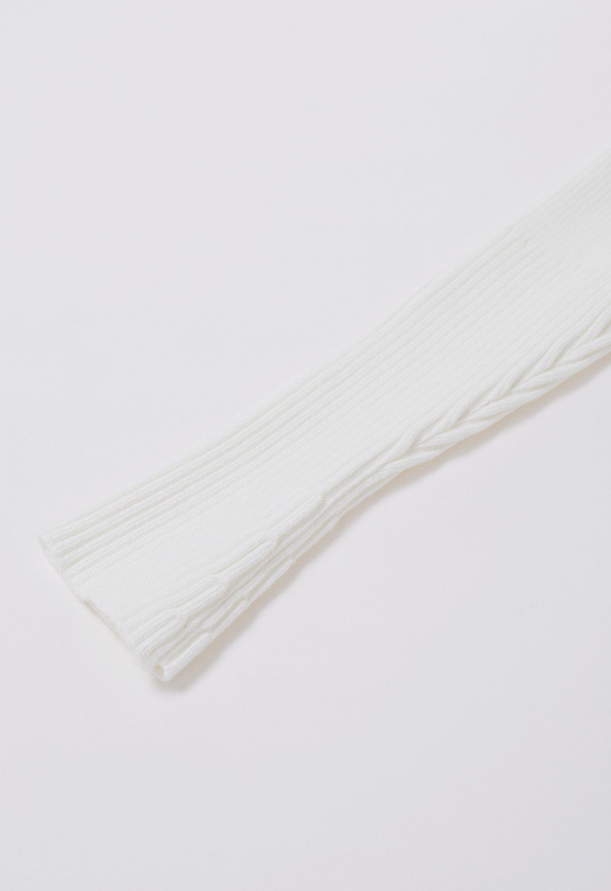 Haut court en tricot zippé à col à rabat en blanc