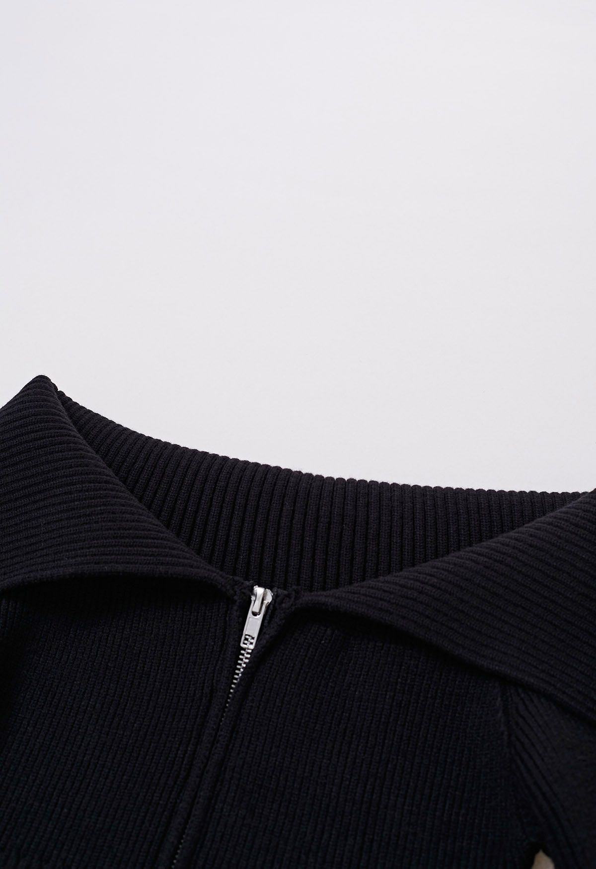 Haut court en tricot zippé à col à rabat en noir