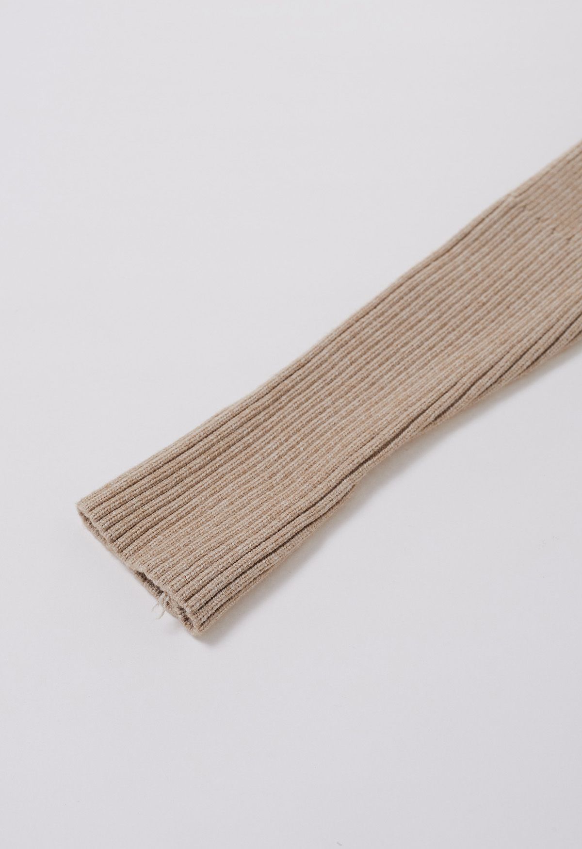 Haut court en tricot zippé à col à rabat en beige clair