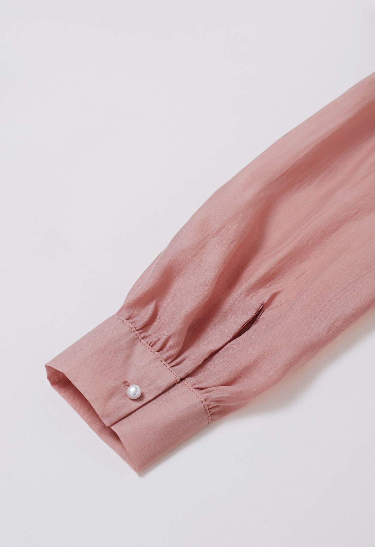 Collier ras de cou à fleurs, chemise à volants en rose