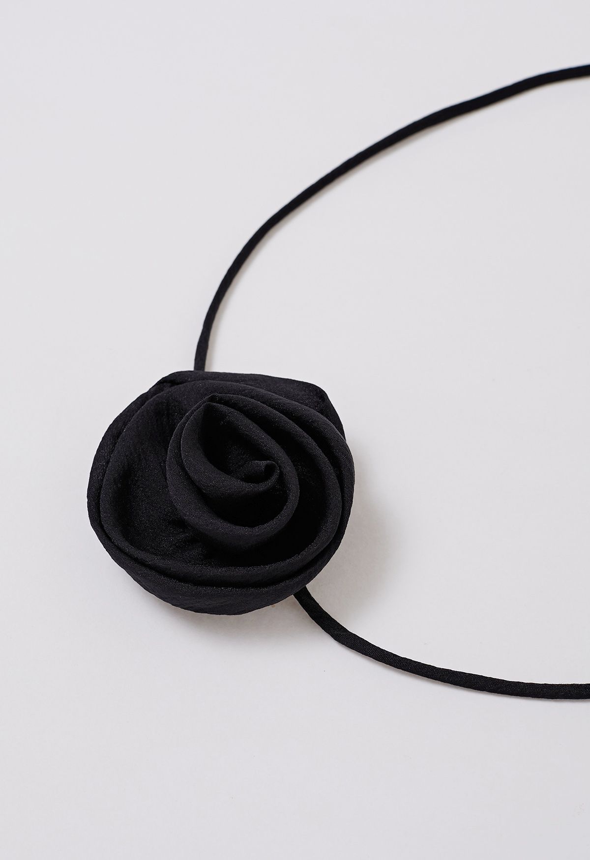 Chemise à volants avec collier ras du cou et fleurs en noir