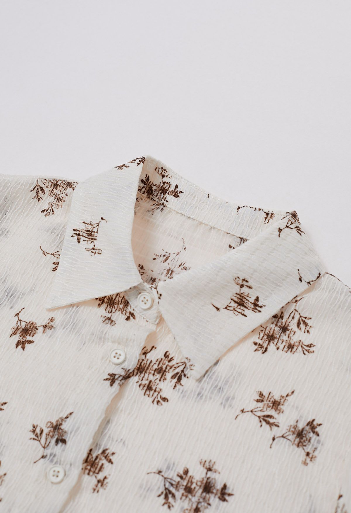 Chemise boutonnée texturée à imprimé fleuri en crème
