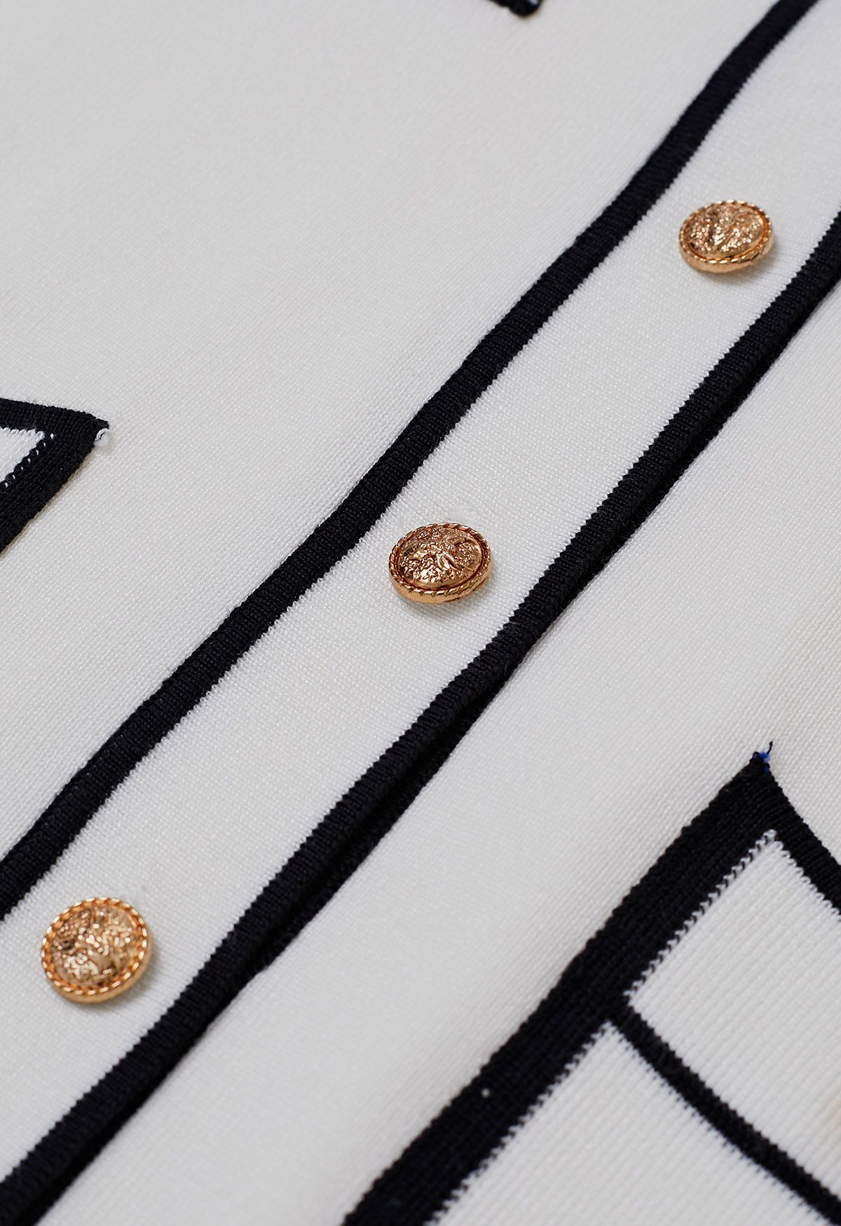 Ensemble cardigan et pantalon en tricot à boutons et bords contrastés en blanc