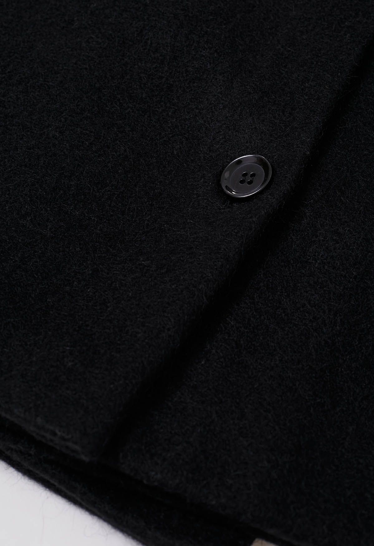 Manteau long ceinturé à double boutonnage et épaules boutonnées en noir