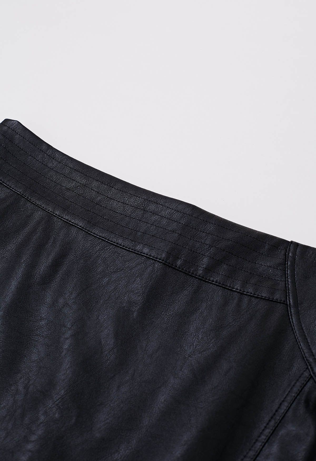 Mini-jupe en similicuir à ourlet irrégulier en noir