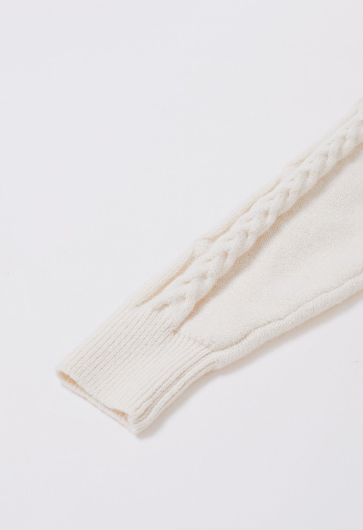 Cardigan long boutonné en tricot torsadé avec col en fausse fourrure en blanc