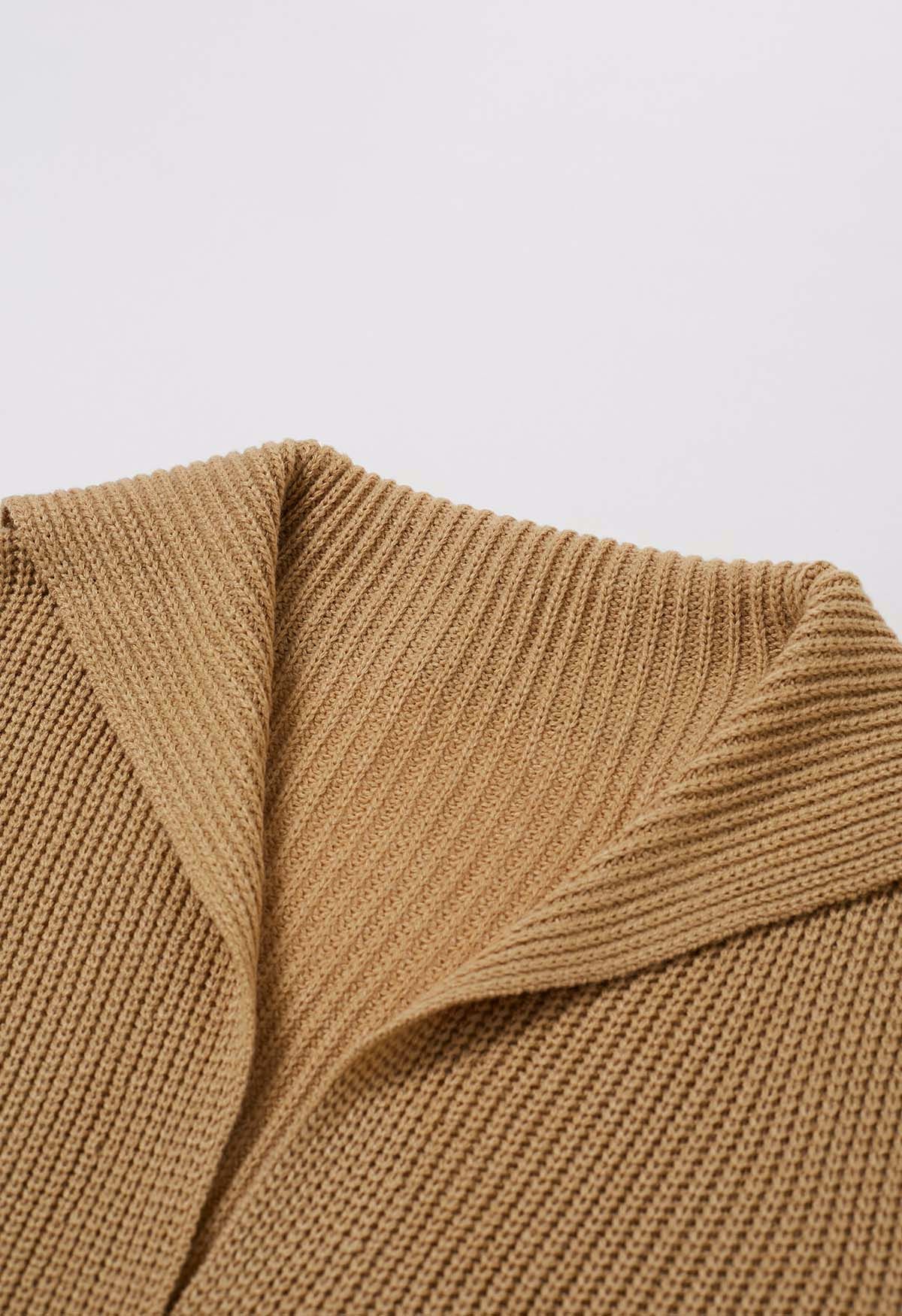 Cardigan long boutonné en tricot à col à rabat en beige