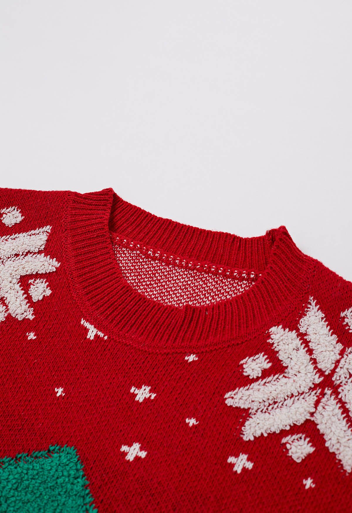 Pull en maille jacquard avec sapin de Noël et flocon de neige en rouge