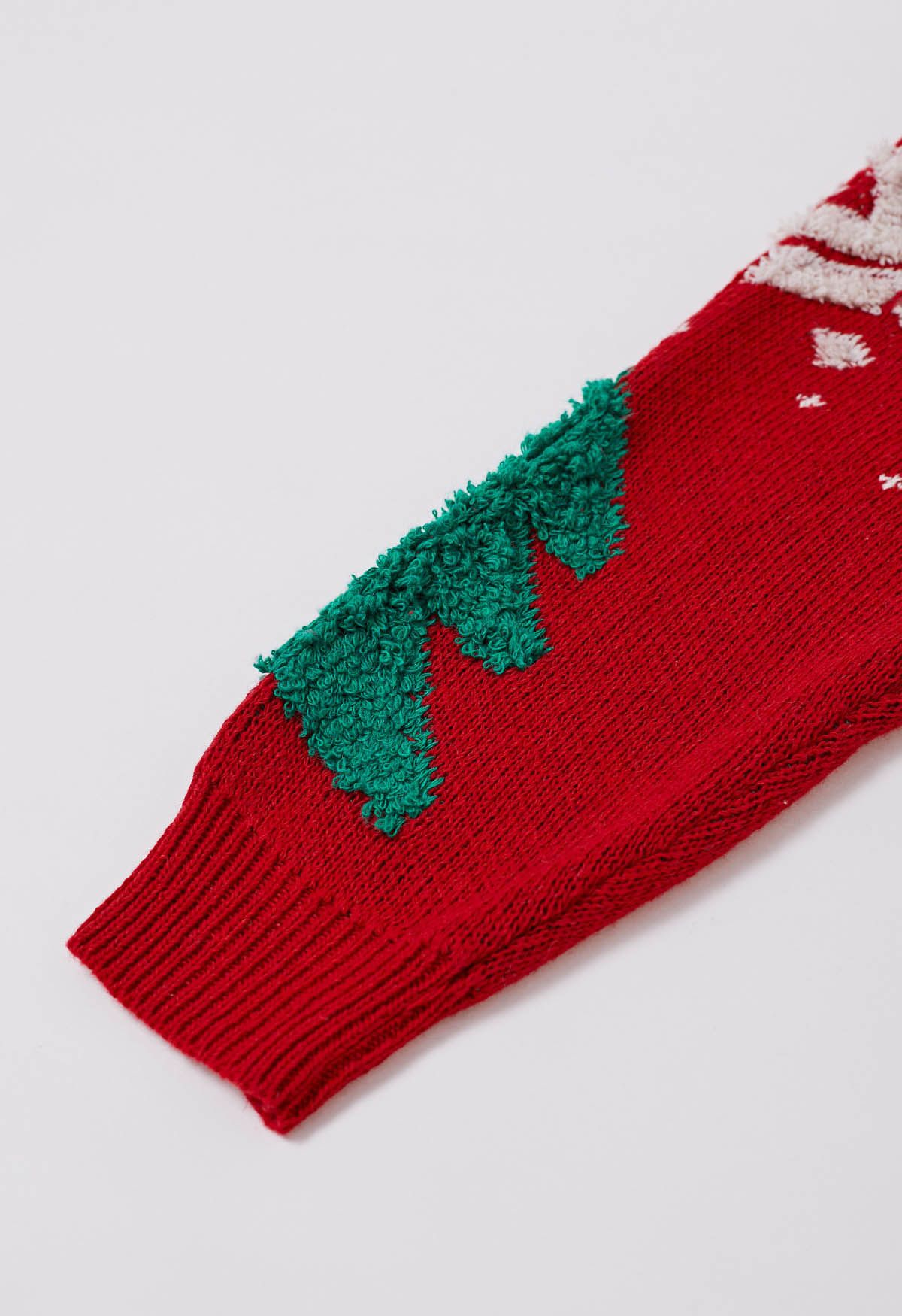 Pull en maille jacquard avec sapin de Noël et flocon de neige en rouge