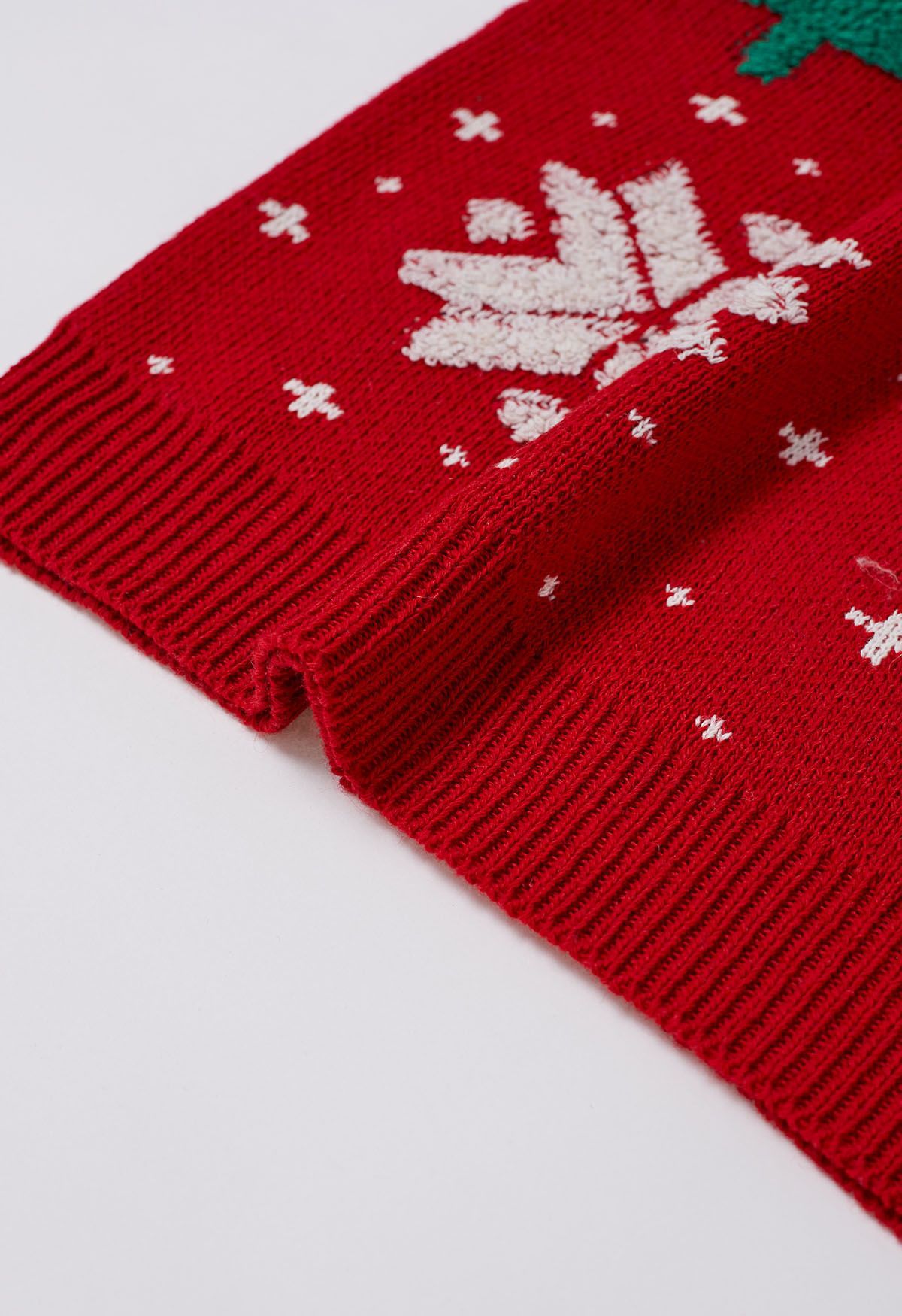 Pull en maille jacquard avec sapin de Noël et flocon de neige en rouge