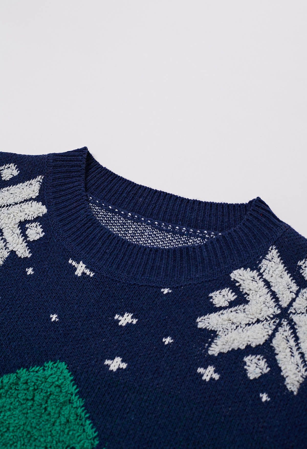 Pull en tricot jacquard sapin de Noël et flocon de neige en indigo