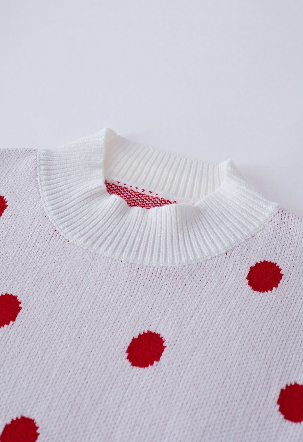 Adorable pull en tricot à col montant à pois en blanc