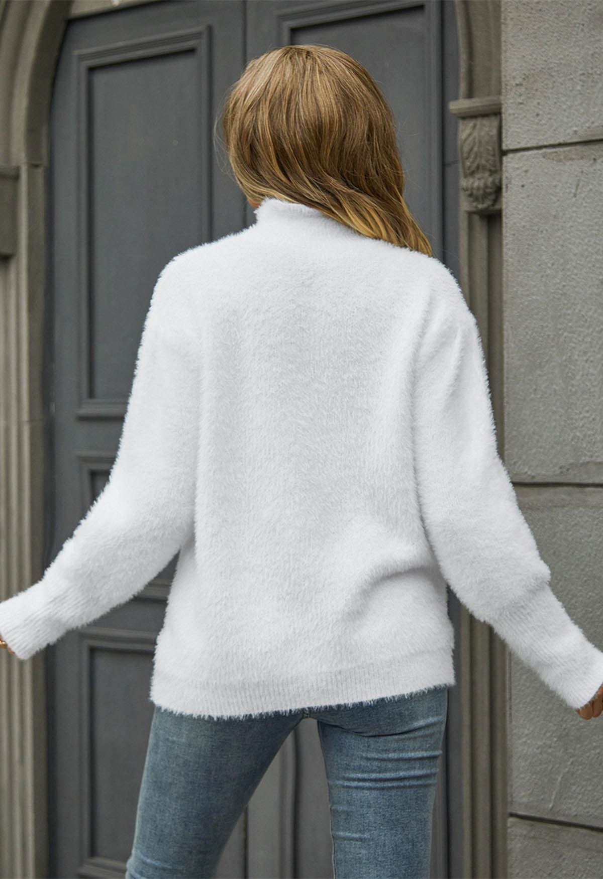 Pull en tricot duveteux à col montant Cozy Perfection en blanc