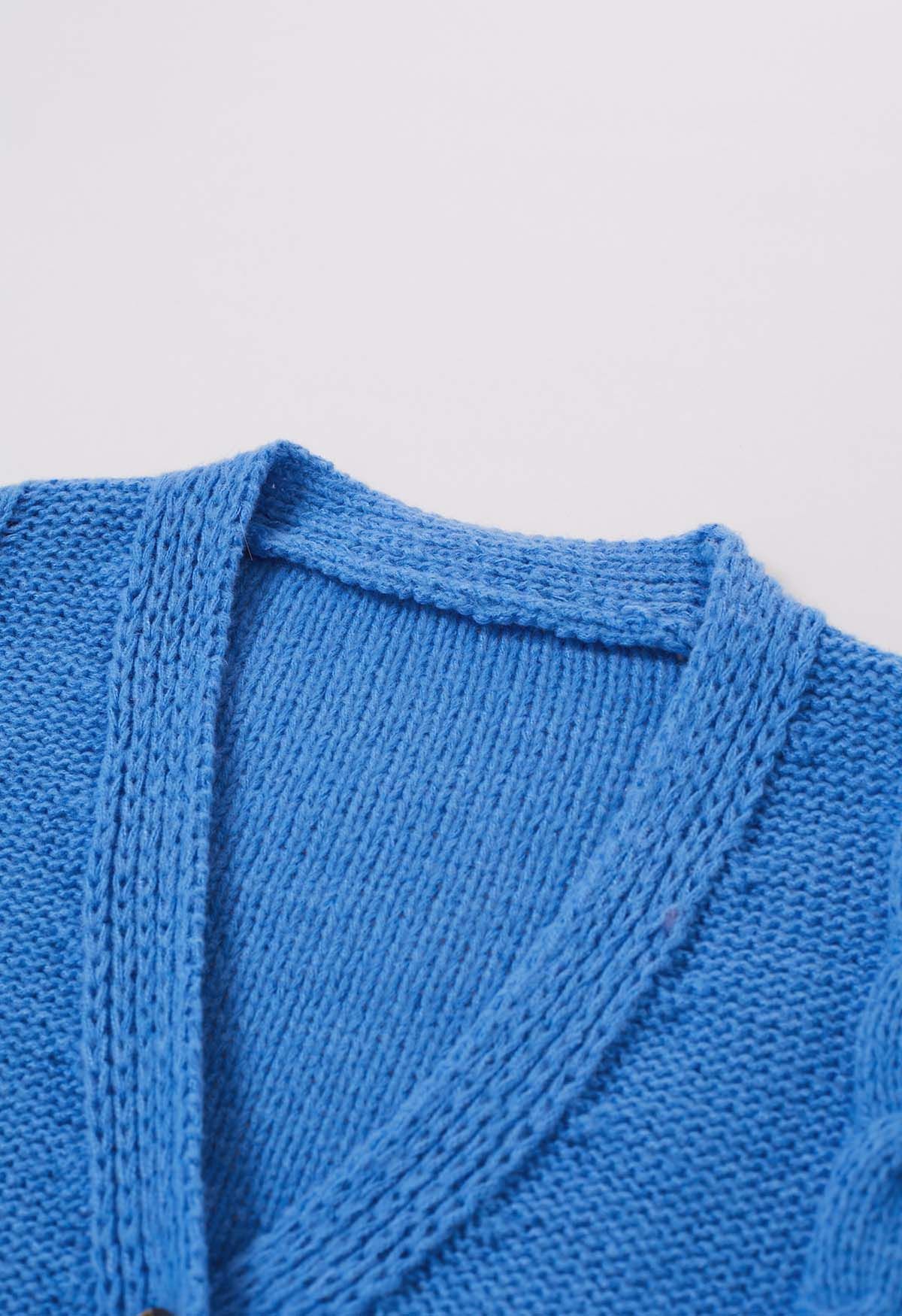 Cardigan en tricot boutonné à motif tressé en bleu