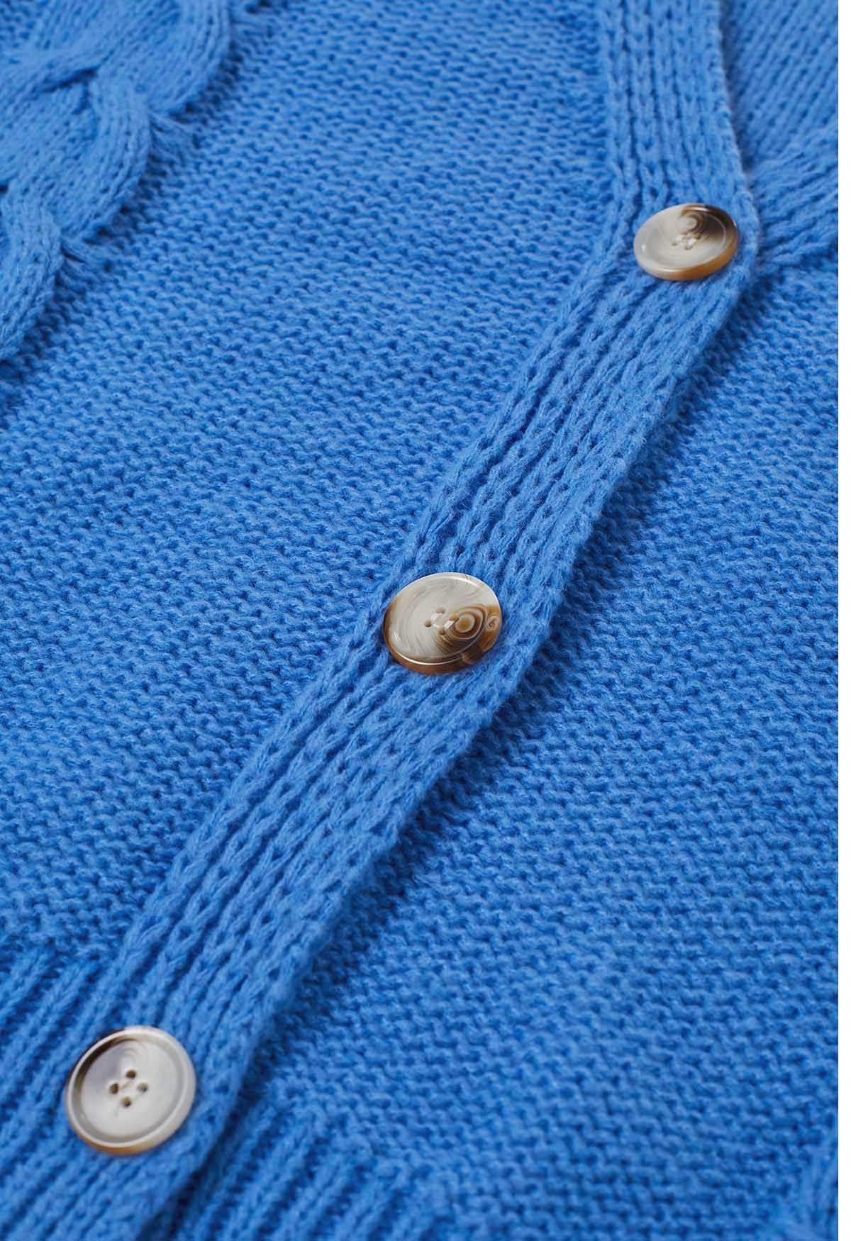 Cardigan en tricot boutonné à motif tressé en bleu