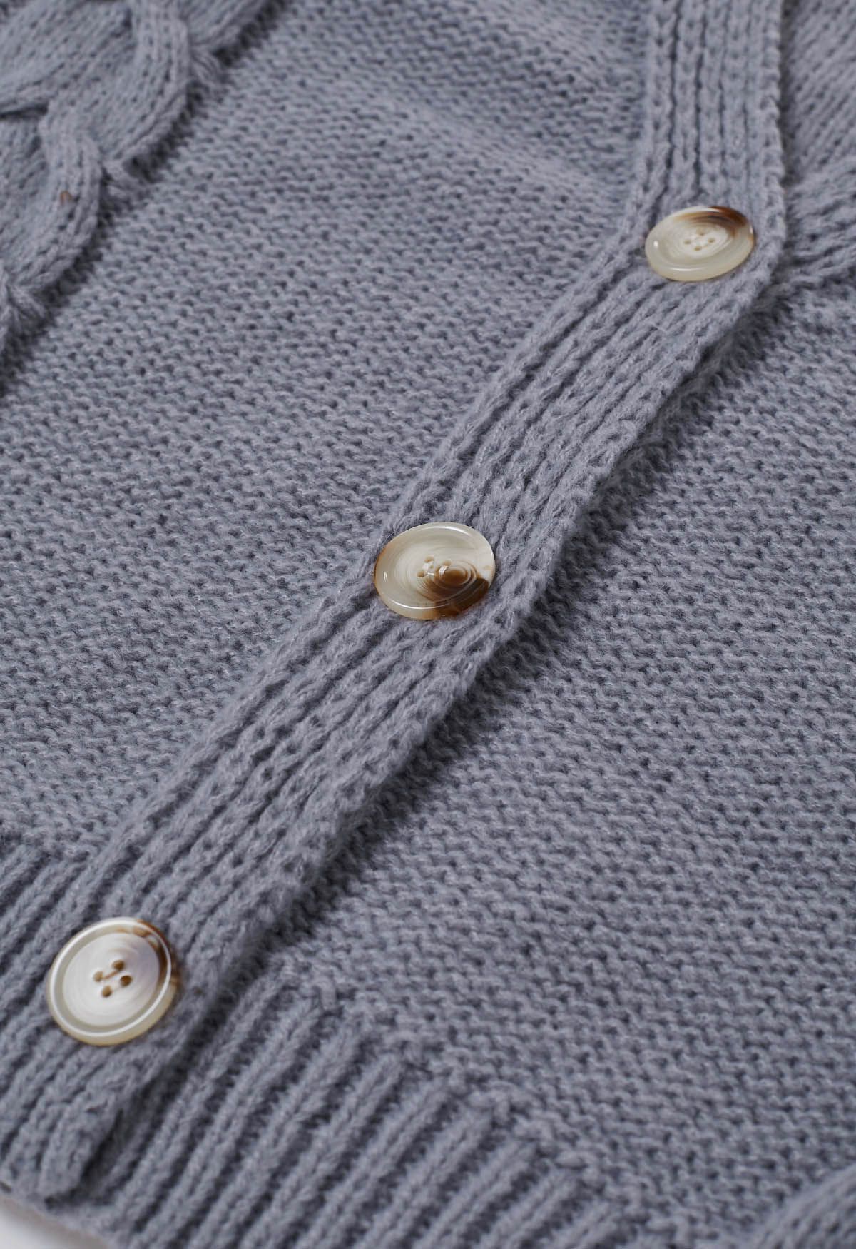 Cardigan en tricot boutonné à motif tressé en gris