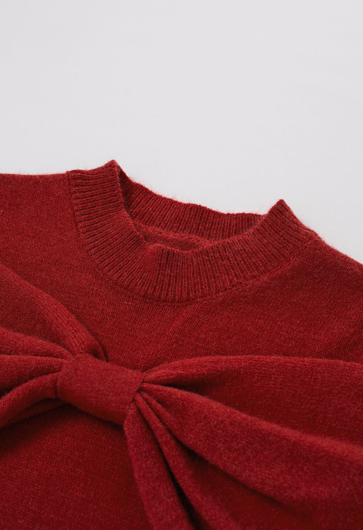 Pull en tricot à épaules dénudées et nœud papillon en rouge